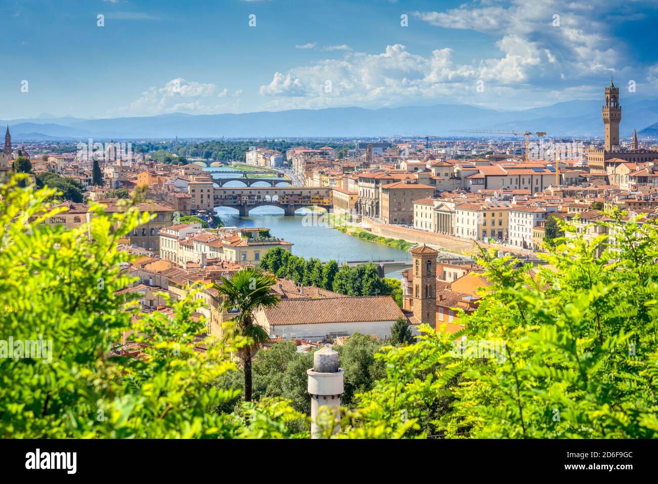 Vista sul Ponte Vecchio e sul fiume Arno, Firenze, Toscana, Italia Foto Stock