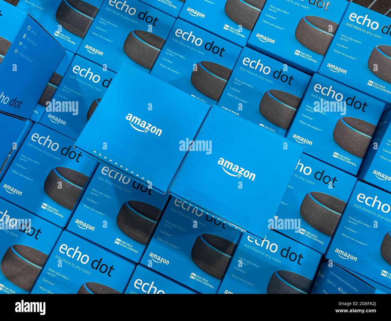 Orlando, FL/USA-10/14/20: Scatole di Amazon Echo Dot assistenti virtural  per la vendita in un contenitore di esposizione in un negozio di  elettronica della catena Best Buy Foto stock - Alamy