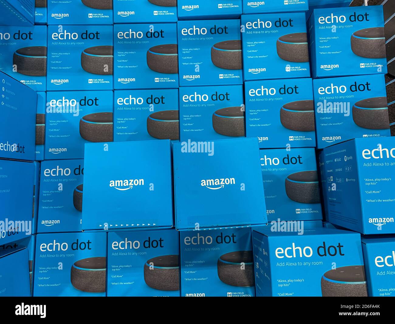 Orlando, FL/USA-10/14/20: Scatole di Amazon Echo Dot assistenti virtural per la vendita in un contenitore di esposizione in un negozio di elettronica della catena Best Buy. Foto Stock