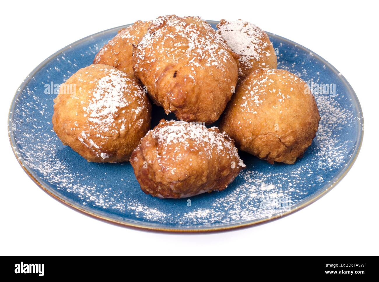 Piatto blu con ciambelle tonde con zucchero in polvere isolato su fondo bianco. Studio foto Foto Stock