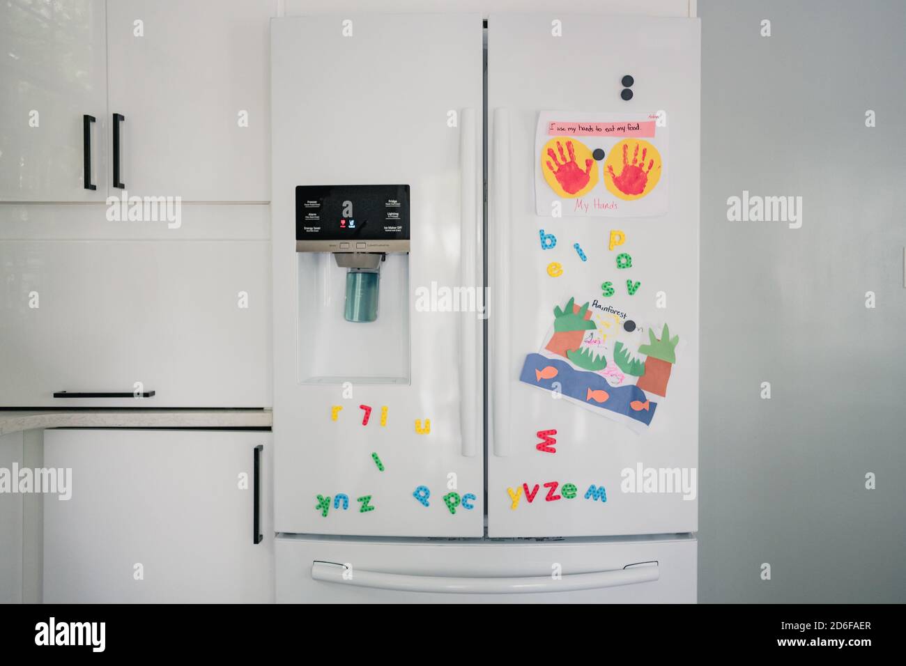 frigorifero con magneti e opere d'arte per bambini Foto stock - Alamy