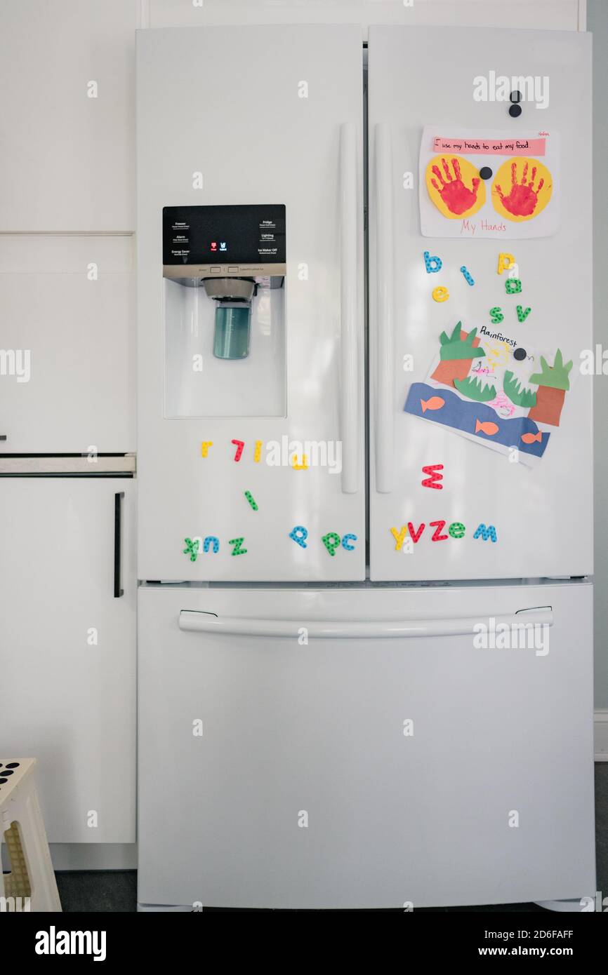 frigorifero bianco in cucina moderna con artigianato per bambini Foto Stock