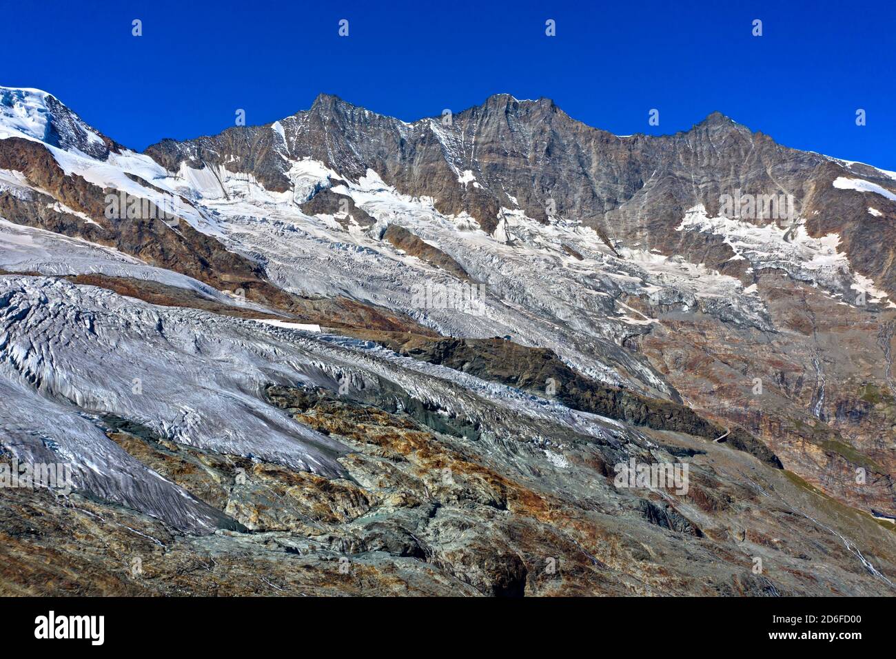 Peaks Täschhorn, Dom e Lenzspitze, Massiccio di Mischabel alle spalle, Saas-Fee, Vallese, Svizzera Foto Stock