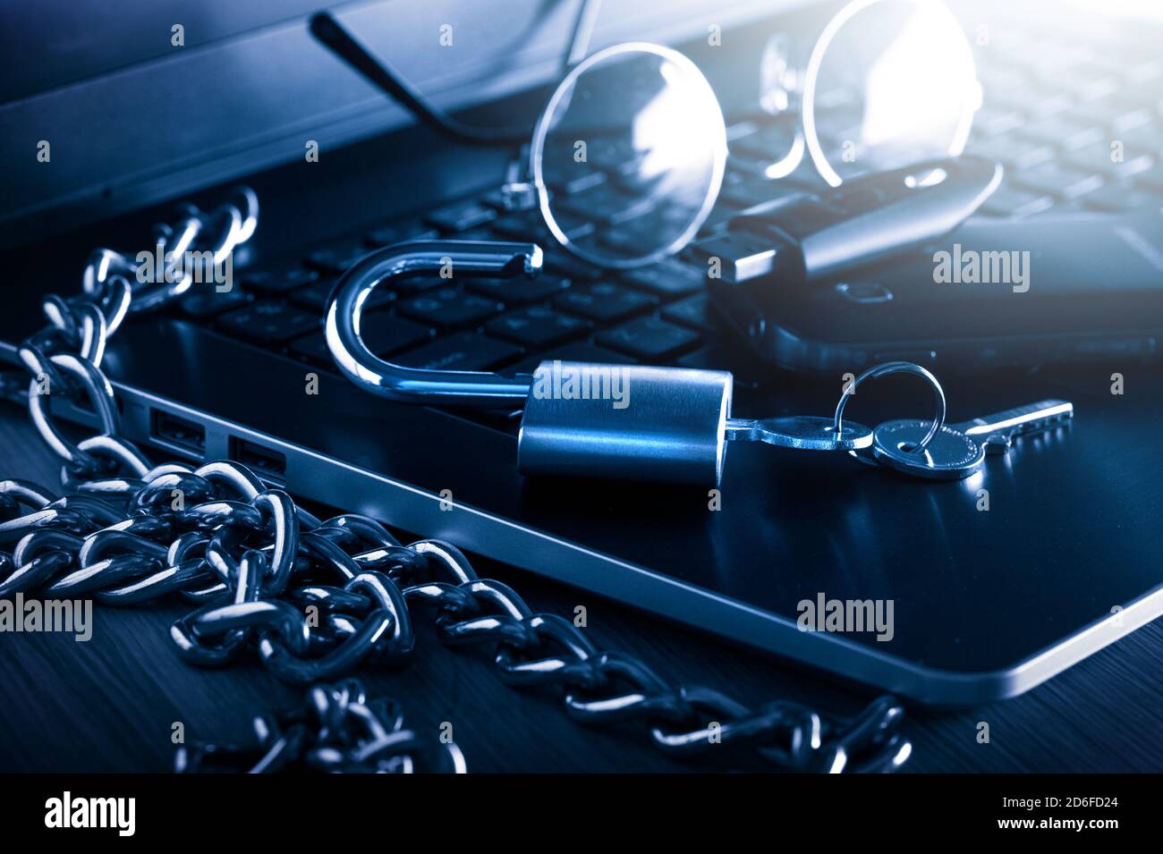 notebook con lucchetto a catena e sbloccato, concetto di sicurezza per computer e dati. Foto Stock