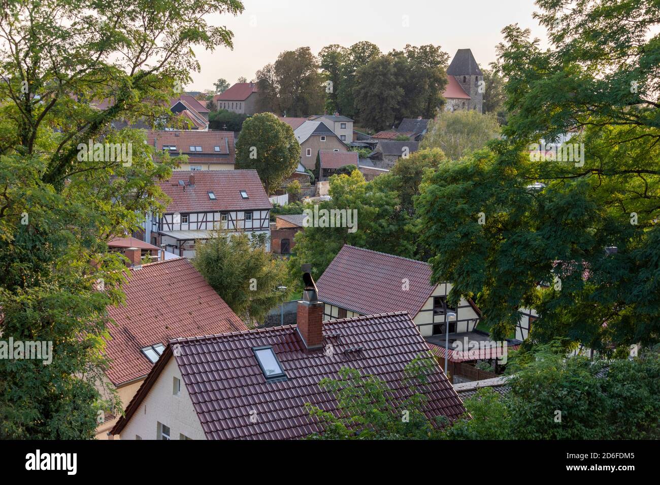 Germania, Sassonia-Anhalt, Hundisburg, case a graticcio, chiesa di Sant'Andrea, umore serale Foto Stock