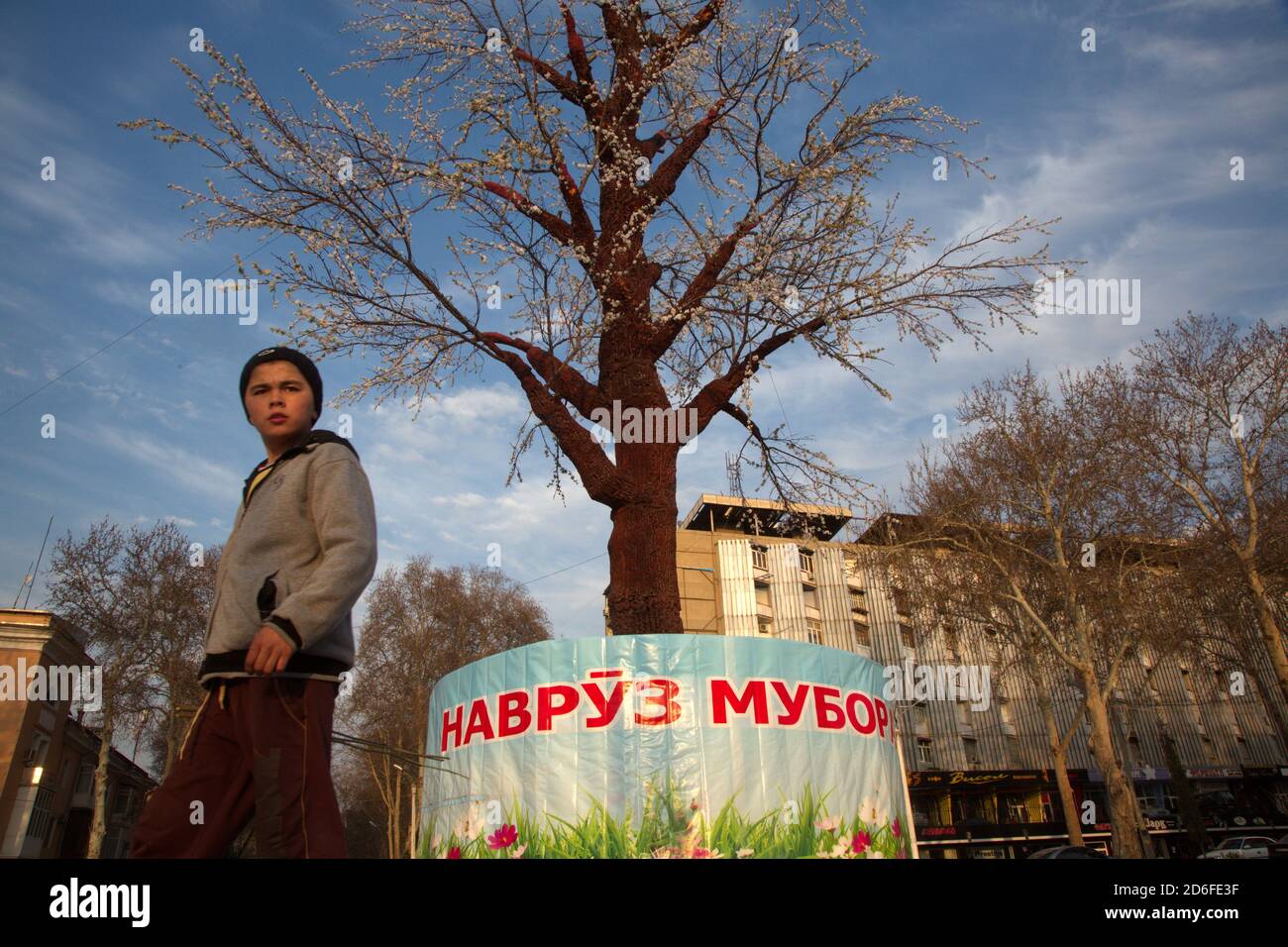Città di Khujand, Tagikistan. 17 marzo 2015. Decorazioni di New Year Nowruz sulla strada centrale della città di Khujand, Tagikistan. Il banner recita 'Happy Nowruz' Foto Stock