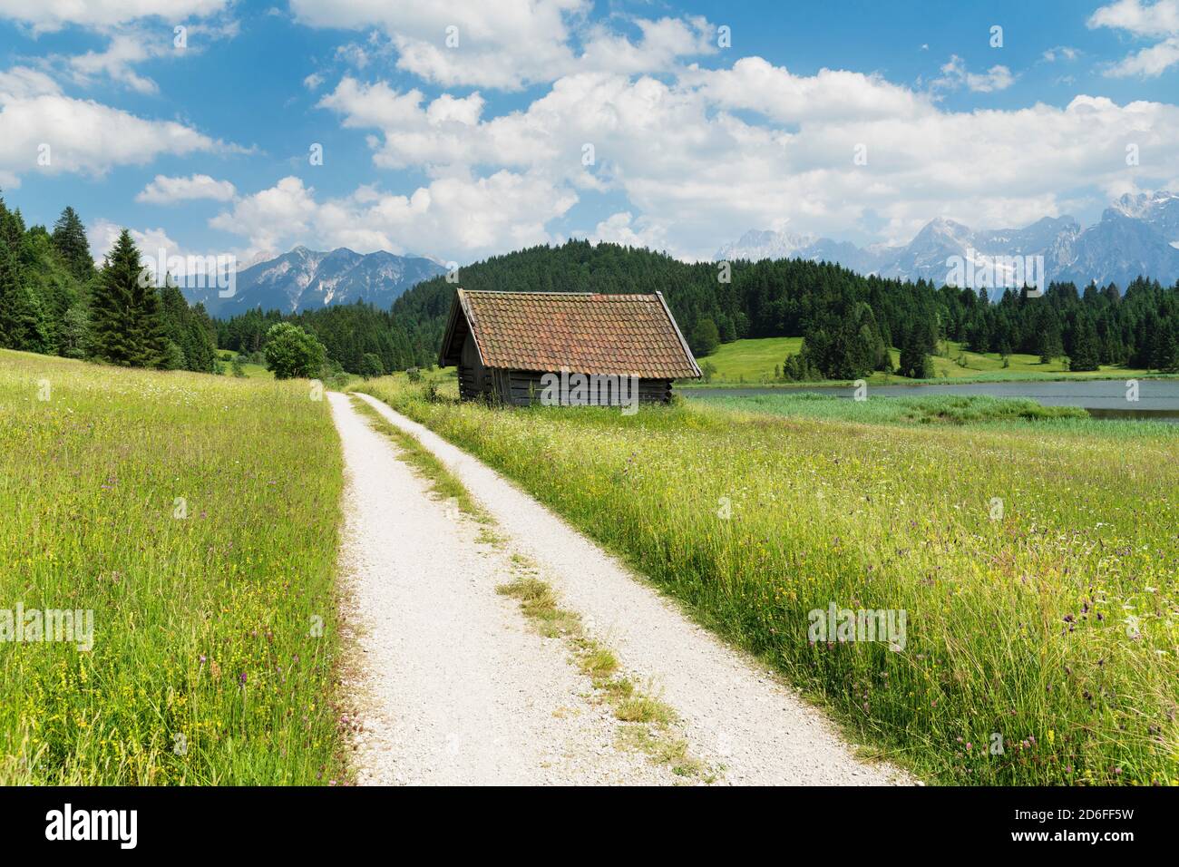 Sentiero su Geroldsee con vista sui Monti Karwendel vicino a Klais, alta Baviera, Baviera, Germania Foto Stock