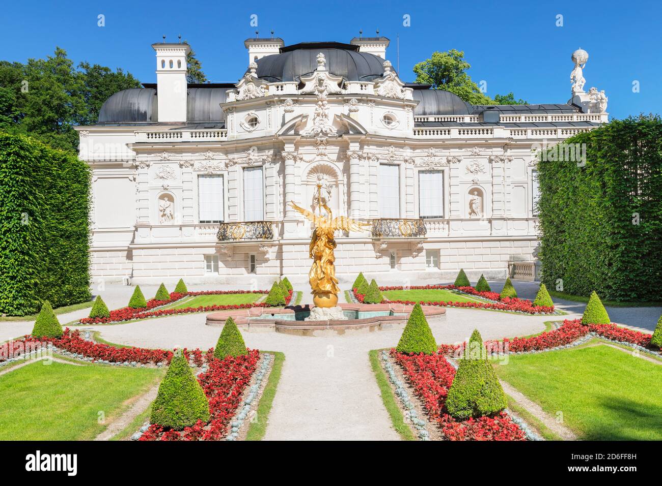 West parterre nei giardini del palazzo con Linderhof Palace, alta Baviera, Baviera, Germania Foto Stock