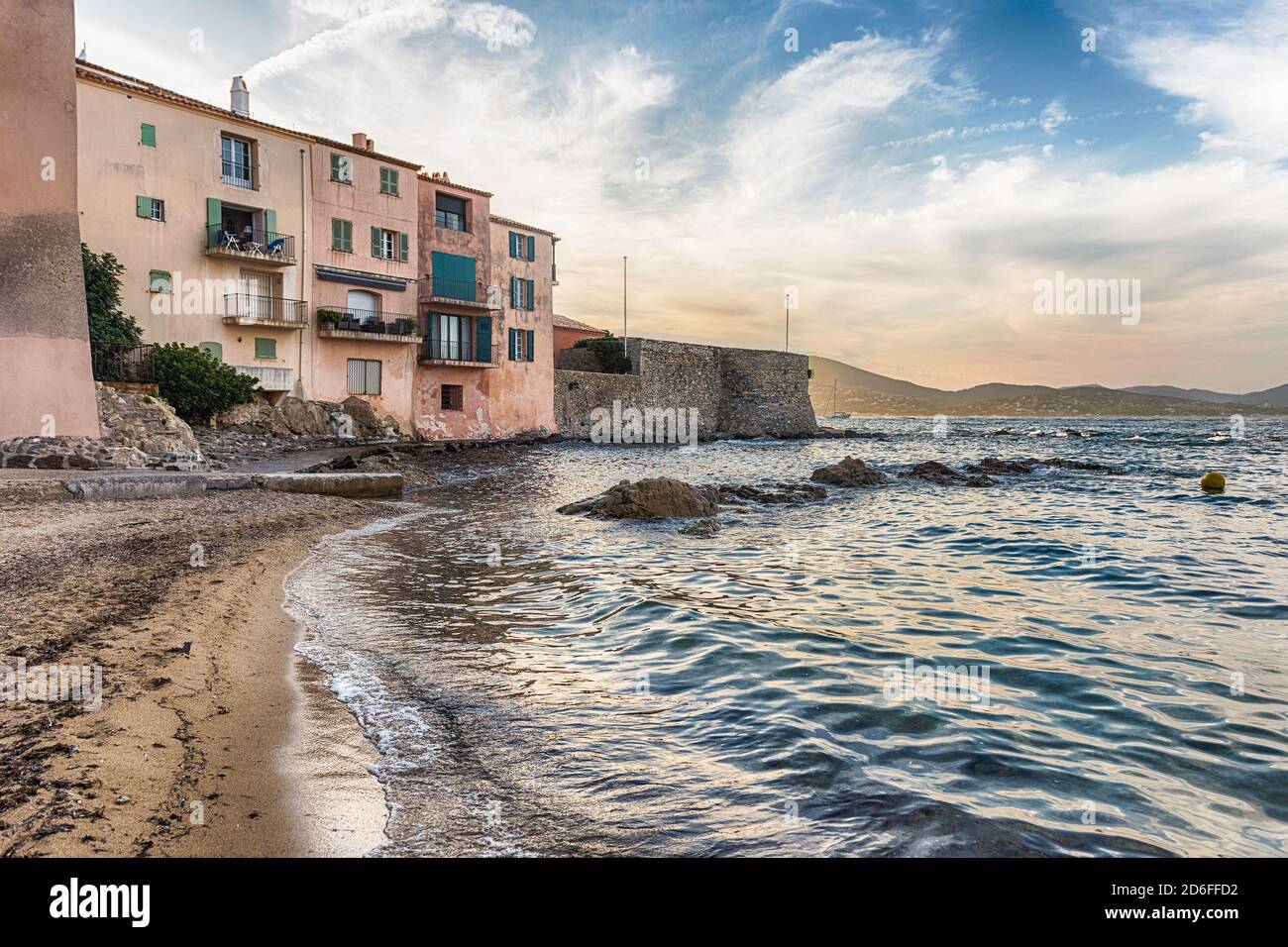 La pittoresca spiaggia la Ponche nel centro di Saint-Tropez, Costa Azzurra, Francia. La citta' e' un resort famoso in tutto il mondo per il jet set a europeo e americano Foto Stock