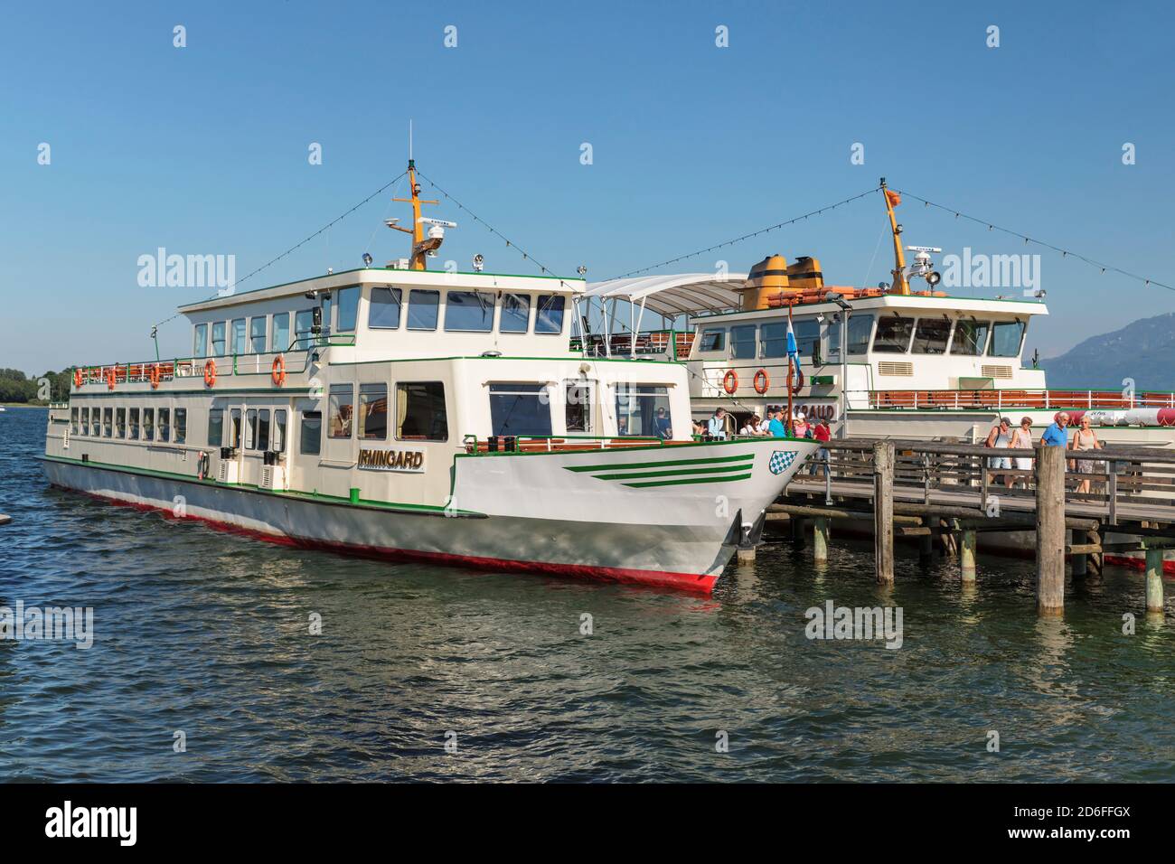 I turisti lasciano una nave da viaggio, Prien am Chiemsee, alta Baviera, Germania Foto Stock