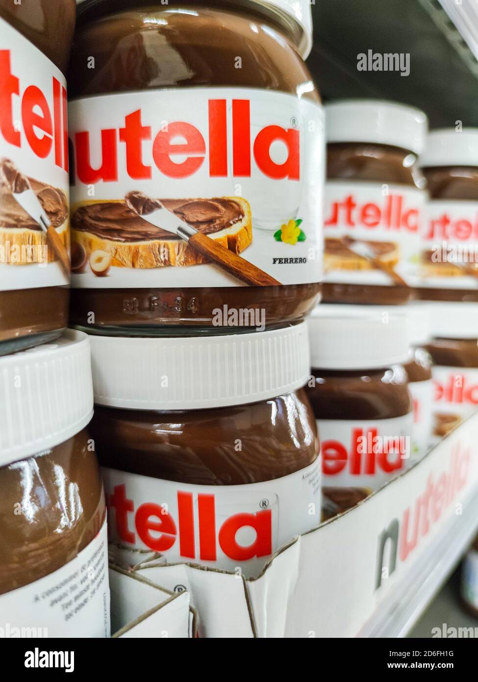 Puilboreau, Francia - 14 ottobre 2020:Focus su Nutella vasi di crema di nocciole in francese super maket scaffale. Nutella è un marchio di prodotti Made in Italy Foto Stock