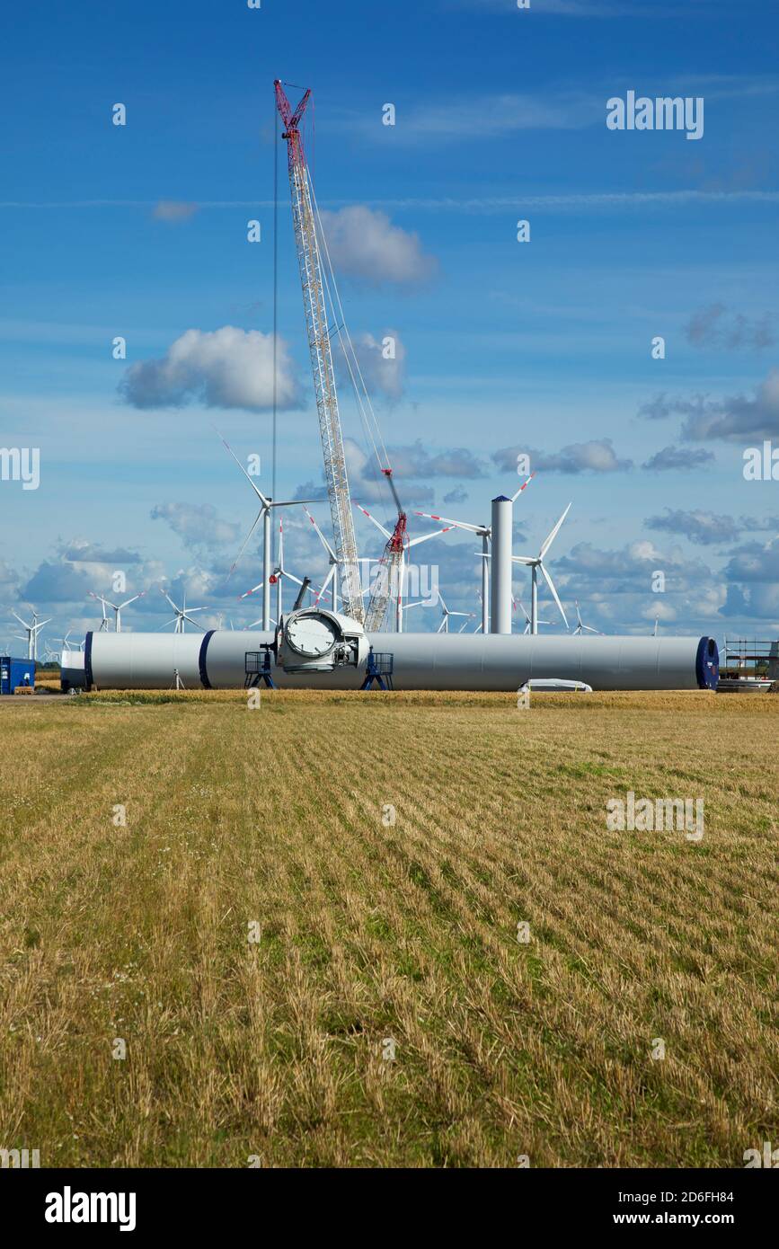 Costruzione di nuove turbine eoliche nella centrale eolica in Soenke-Nissen-Koog vicino a Hattstedt nel Nord Frisia Foto Stock