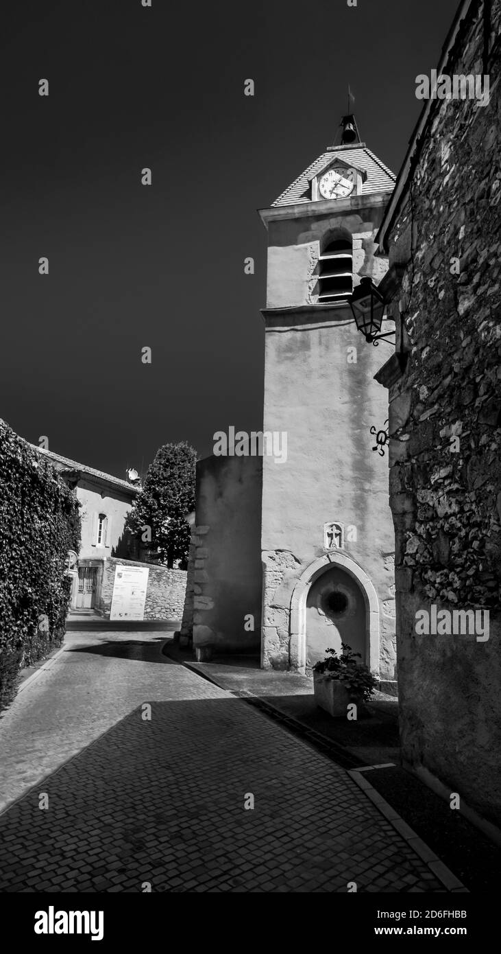 Chiesa di San Pietri in estate in Assignan. E 'stato costruito nel 17 ° secolo. Foto Stock