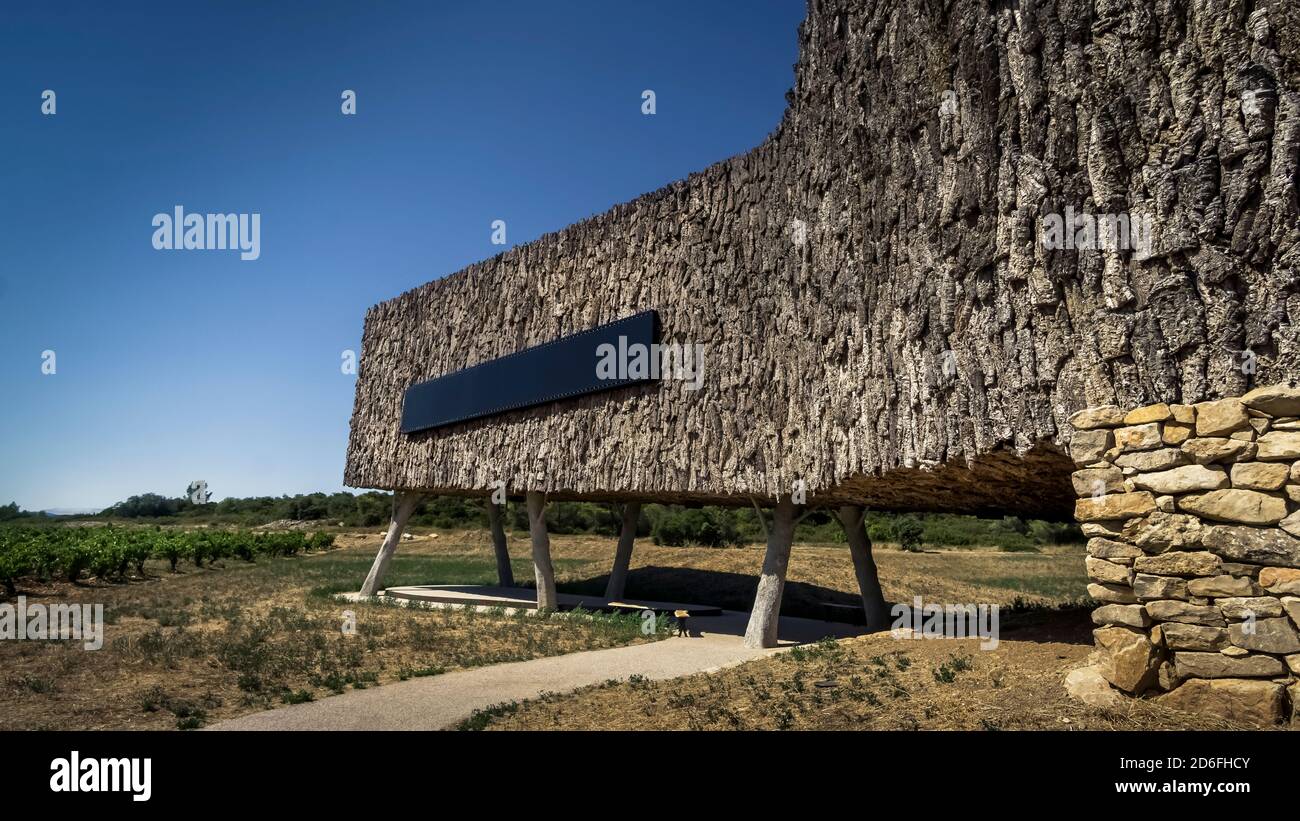 Cantina Domaine Castigno ad Assignan in estate. Ha la forma di una bottiglia e le pareti esterne sono ricoperte di sughero. Foto Stock