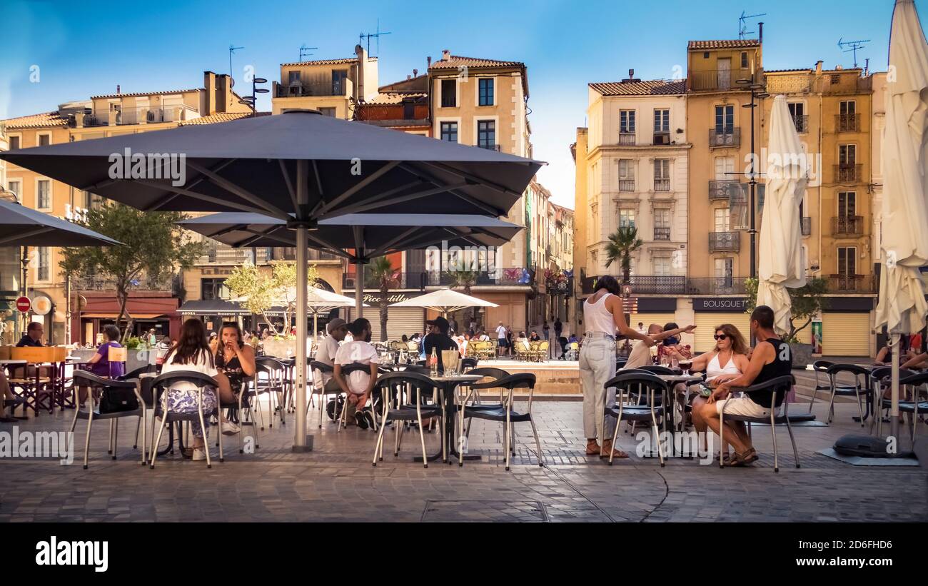 Cafe su Place de l'Hôtel de Ville in estate Foto Stock