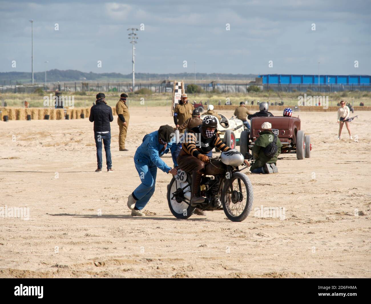 Normandy Beach Race sulla spiaggia di Ouistreham, vecchio Harley Davidson guasto motociclistico e piloti che si aiutano a vicenda, vecchi abiti retrò Foto Stock
