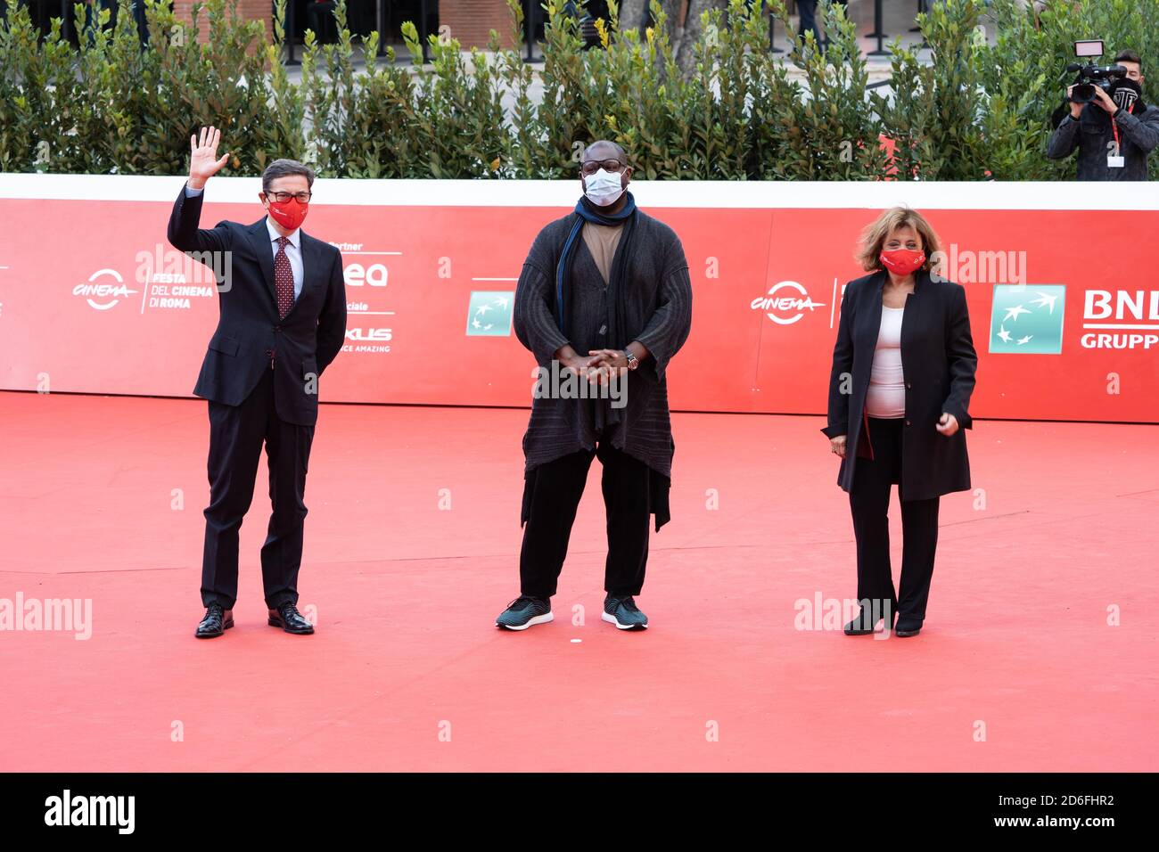 Roma, Italia. 16 Ott 2020. Steve McQueen, Antonio Monda e Laura Delli Colli su Red Carpet della seconda giornata del Festival del Cinema di Roma (Foto di Matteo Nardone/Pacific Press) Credit: Pacific Press Media Production Corp./Alamy Live News Foto Stock