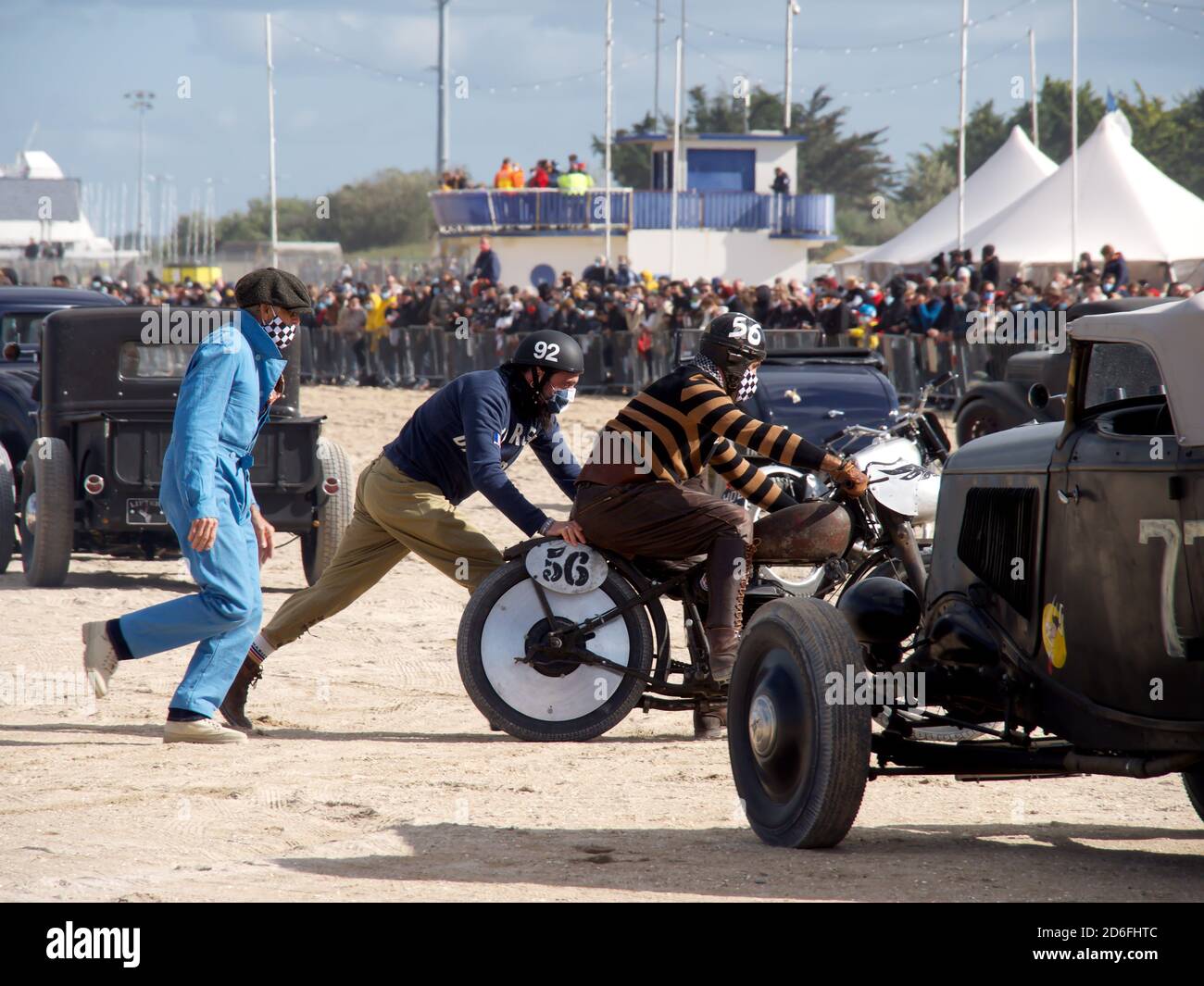 Normandy Beach Race sulla spiaggia di Ouistreham, vecchio Harley Davidson guasto motociclistico e piloti che si aiutano a vicenda, vecchi abiti retrò Foto Stock