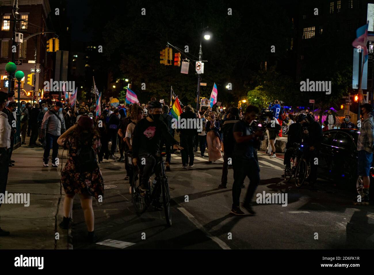 New York / USA - Ottobre 15 2020: Black Trans vive materia di marcia di notte nel West Village a New York City Foto Stock