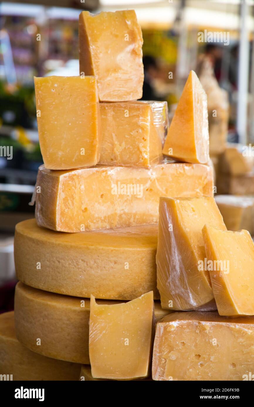 Blocchi di formaggio in un mercato a Roma Italia Foto Stock