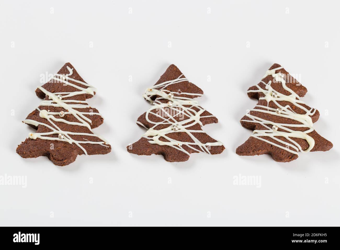 Biscotti dell'albero di Natale di grano saraceno ricoperti di cioccolato bianco Foto Stock