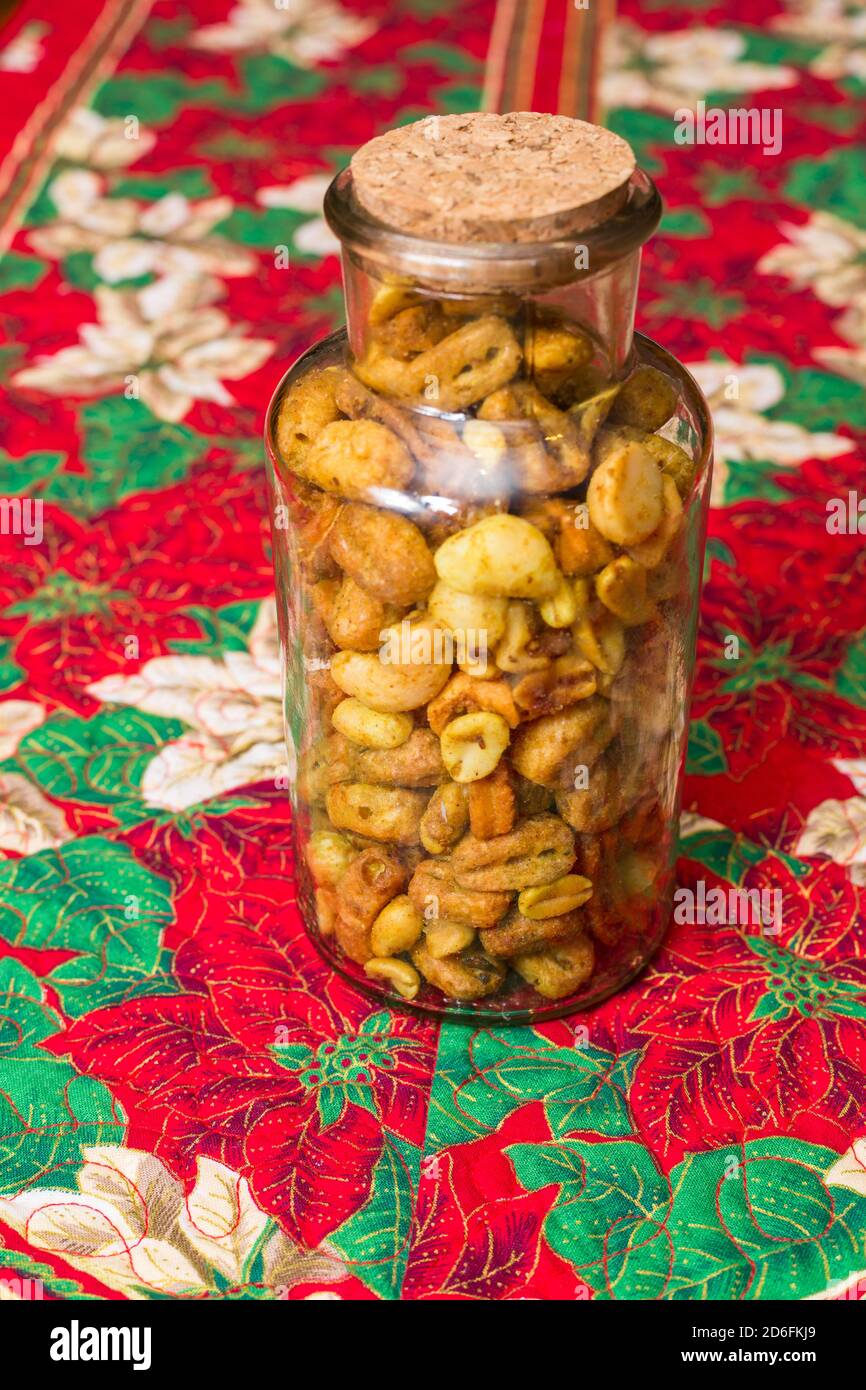 Vasetto di noci e semi piccanti sul runner del tavolo di Natale Foto Stock