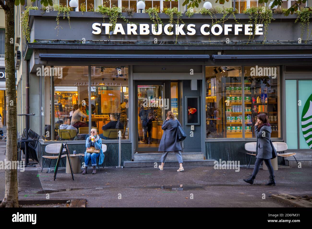 Caffè Starbucks nel centro della città di Berna - CONTEA DI BERNA. SVIZZERA - 9 OTTOBRE 2020 Foto Stock