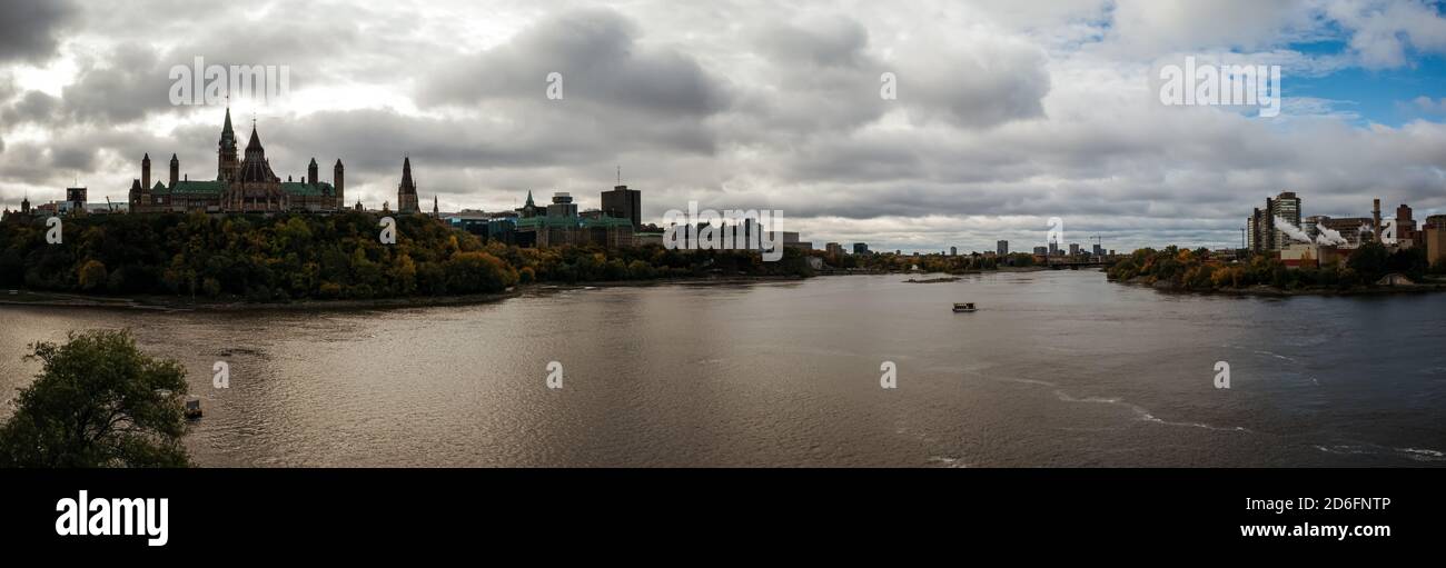 Ottawa, Ontario, Canada - 8 ottobre 2020: Una vista panoramica da Alexandra Bridge mostra Parliament Hill e il centro di Ottawa, così come Gatineau, Queb Foto Stock