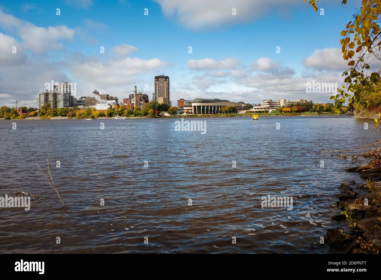 Ottawa, Ontario, Canada - 8 ottobre 2020: Una vista dalla riva del fiume Ottawa mostra la zona di Hull di Gatineau, Quebec, tra cui il canadese M. Foto Stock