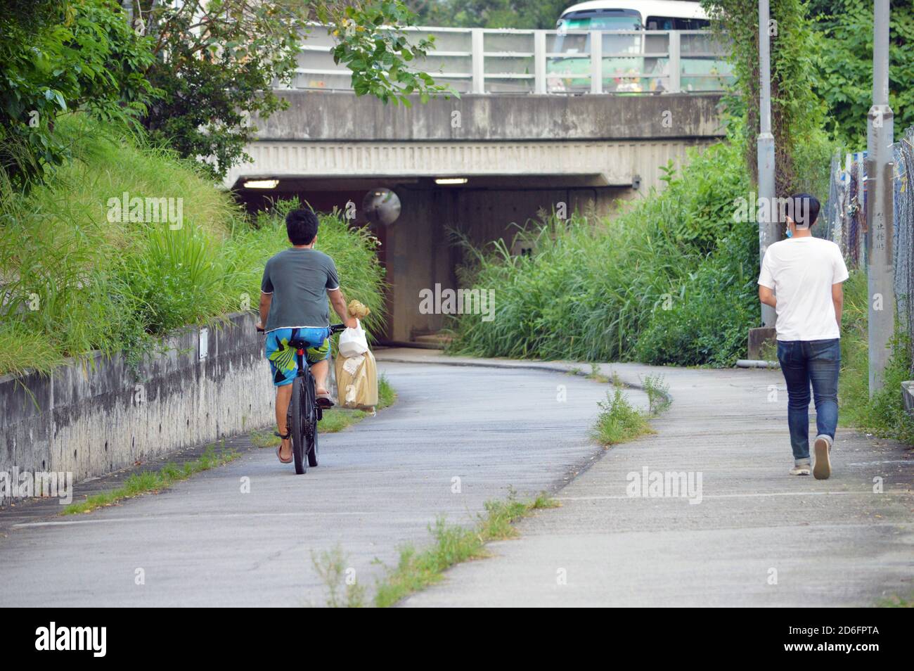 Pista ciclabile accanto a un sentiero a Yuen Long, Hong Kong Foto Stock