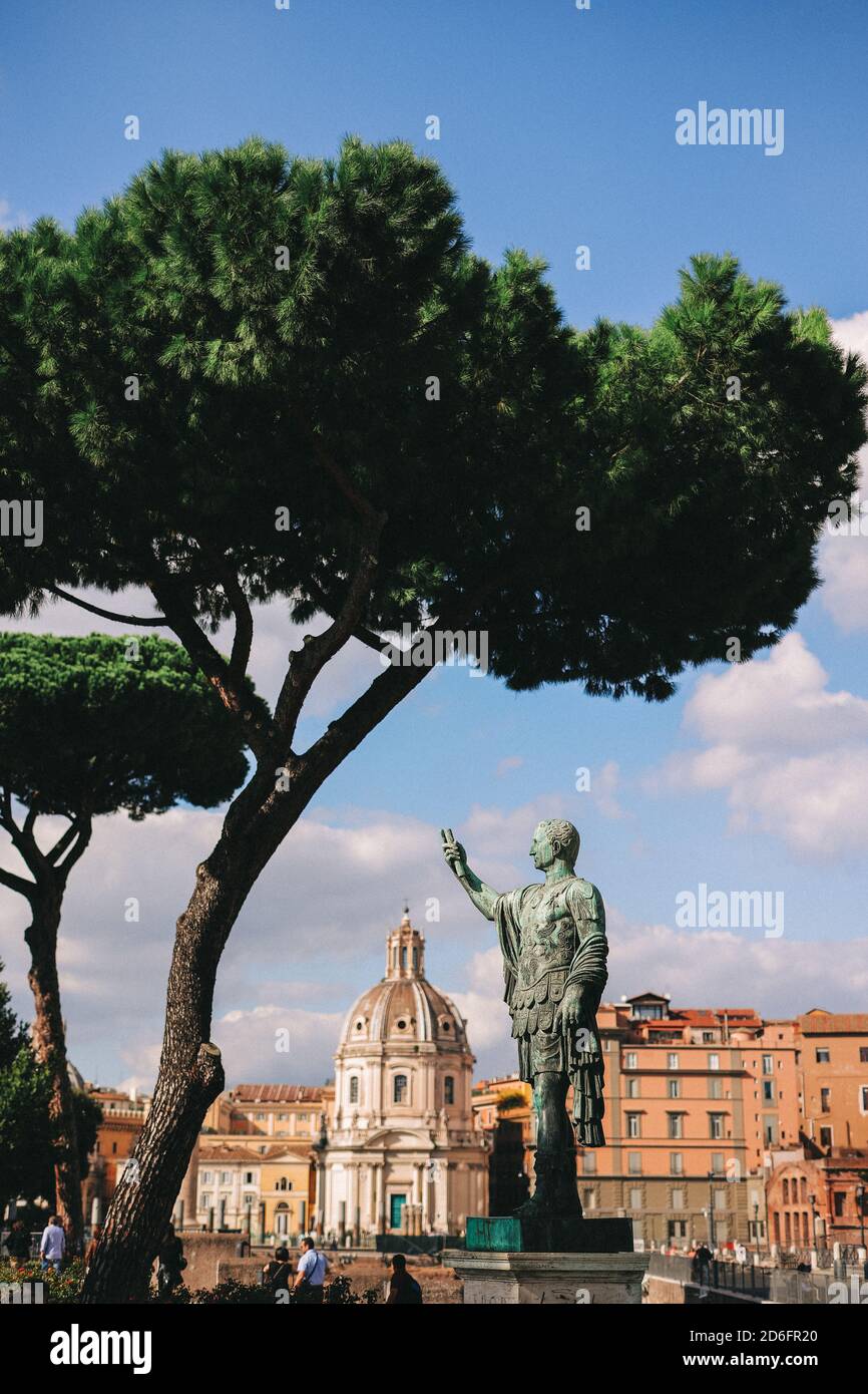 Foto verticale di una statua dell'Imperatore Marcus Nerva a Roma, Italia Foto Stock