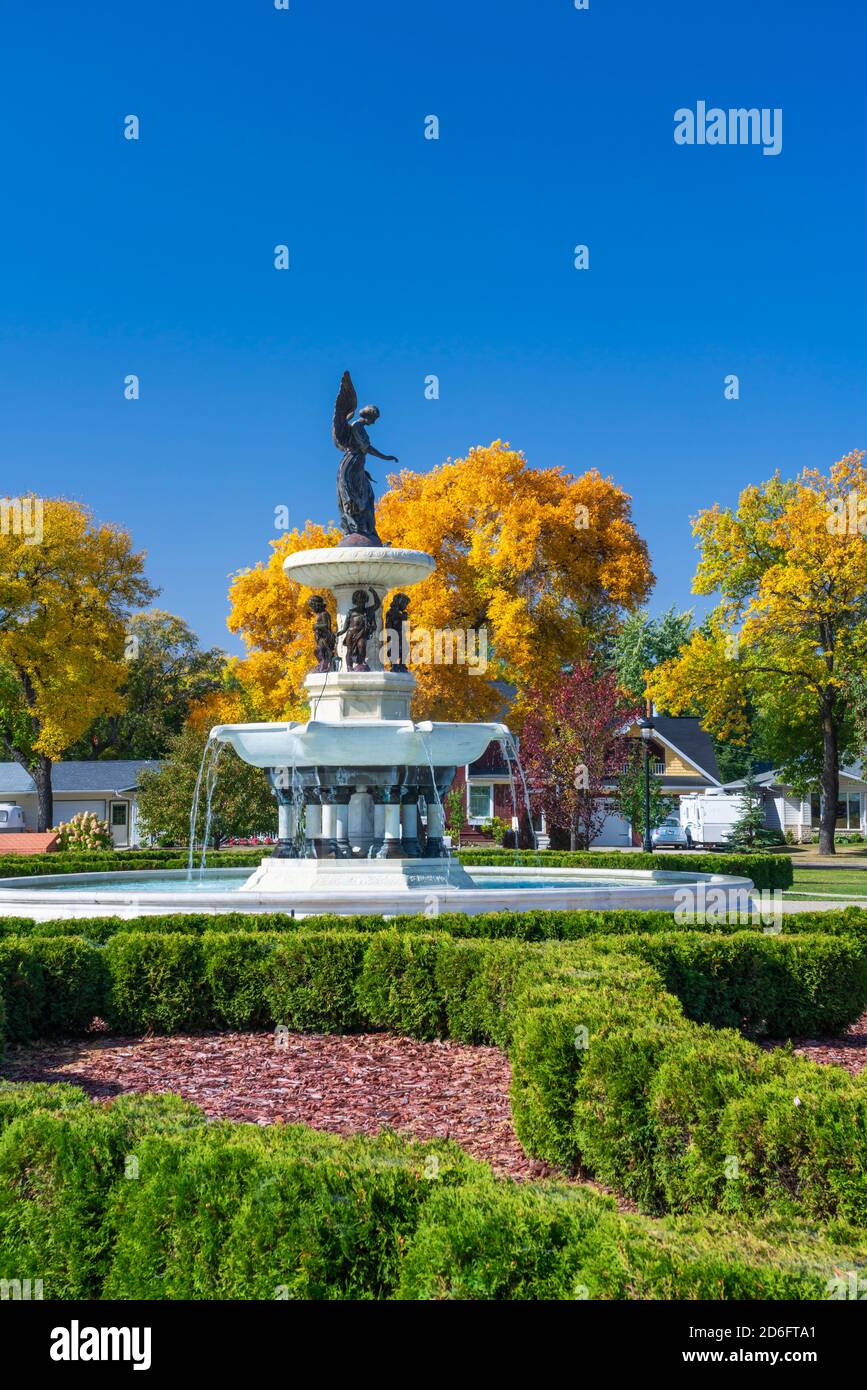 L'Angelo delle acque Fontana con colore autunno fogliame nel Bethel Heritage Park, Winkler, Manitoba, Canada. Foto Stock