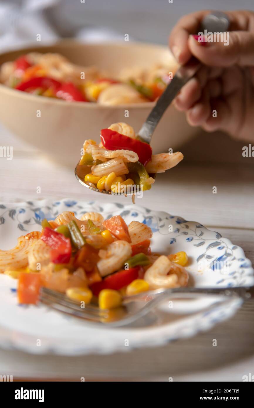 Primo piano di mani che servono Foto Stock