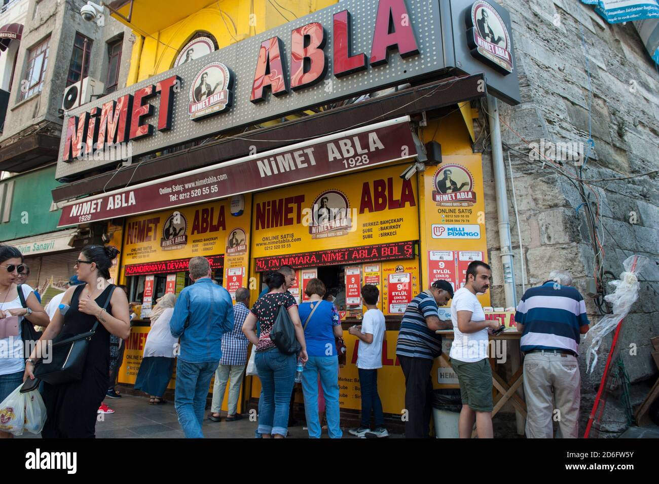 Istanbul, Turchia. 1 settembre 2018. Persone al negozio di Lotteria Nimat Abla a Istanbul, Turchia. Credit: John Wreford/SOPA Images/ZUMA Wire/Alamy Live News Foto Stock