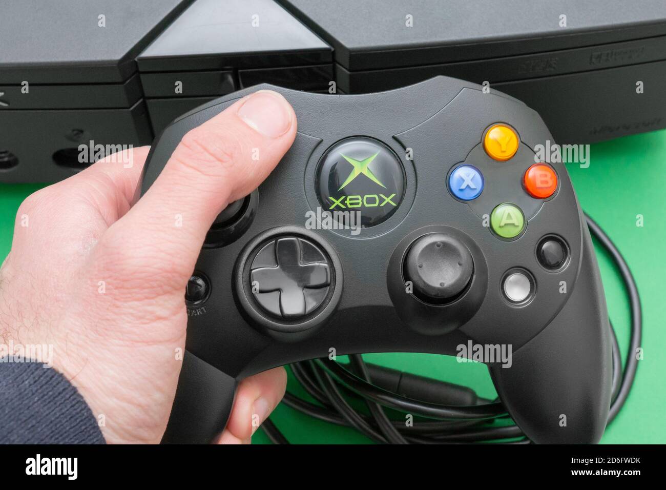 Melbourne, Australia – 25 luglio 2020: Controller S tenuto di fronte ad una Xbox originale Foto Stock