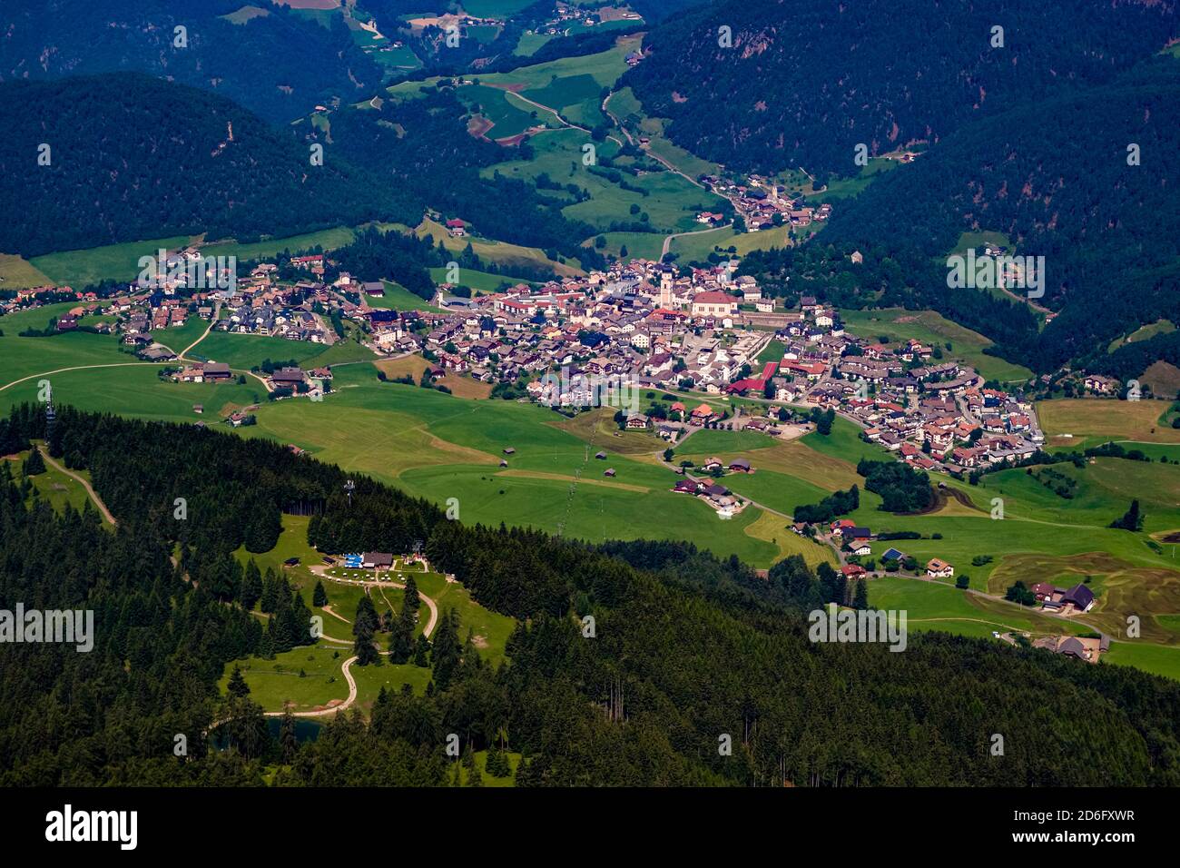 Veduta aerea della città di Ortisei, San Ulrich, dall'Alpe di Siusi. Foto Stock