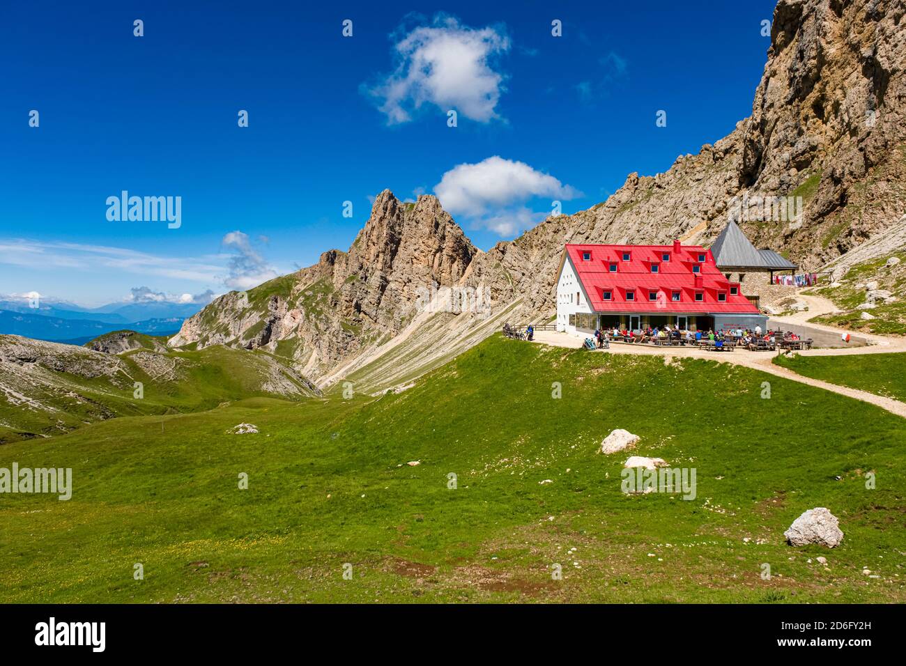Tierser Alpl Hütte, un rifugio, a Seiser Alm, Alpe di Siusi, il gruppo del Rosengarten, Catinaccio, in lontananza. Foto Stock