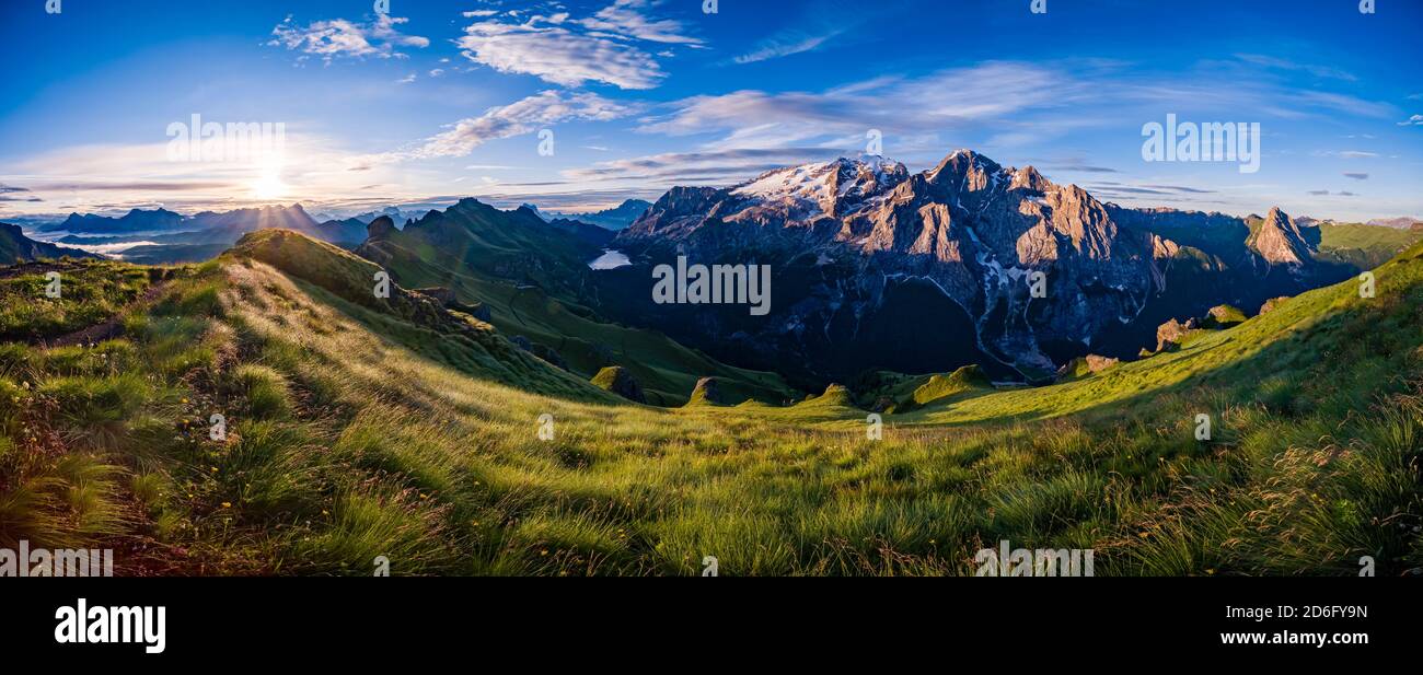 Vista panoramica sul paesaggio montuoso delle dolomiti intorno al Lago di Fedaia, al Lago di Fedaia e alla cima della Marmolata, Marmolada all'alba. Foto Stock