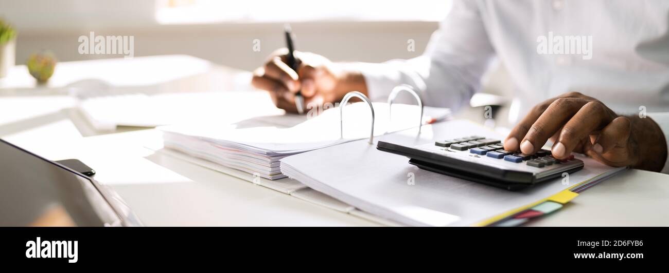 African American Accountant fare contabilità e tasse Foto Stock