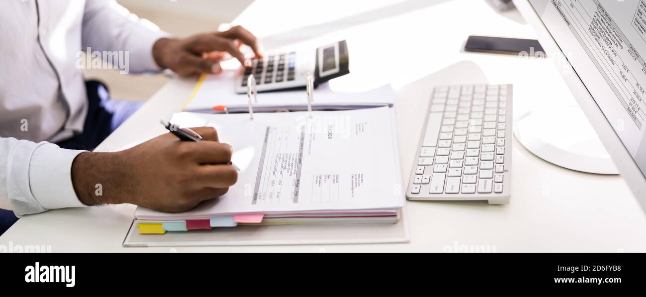 African American Accountant fare contabilità e tasse Foto Stock