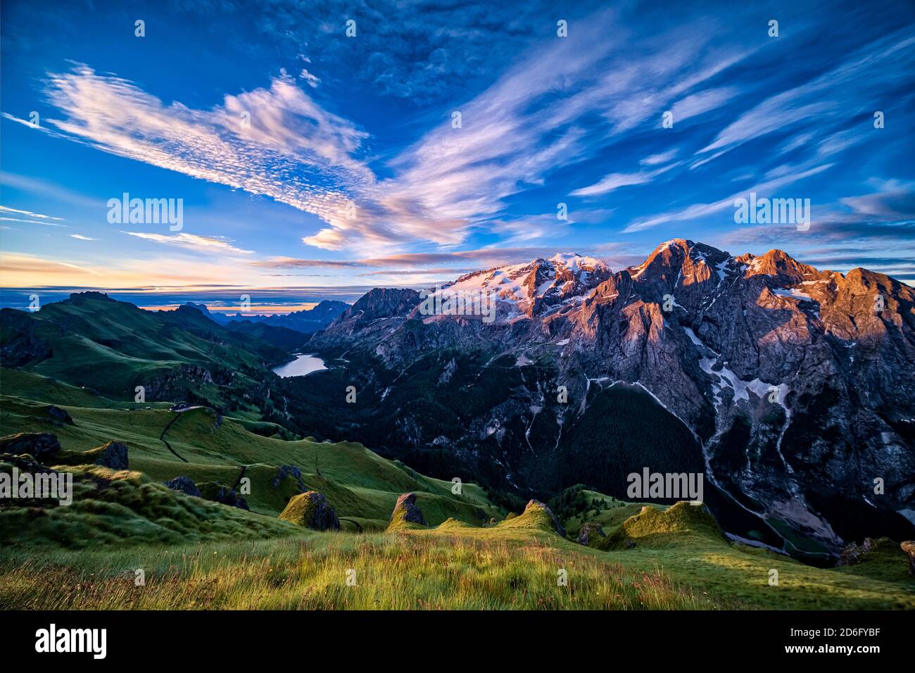 Vista panoramica sul paesaggio montuoso delle dolomiti intorno al Lago di Fedaia, al Lago di Fedaia e alla cima della Marmolata, Marmolada all'alba. Foto Stock