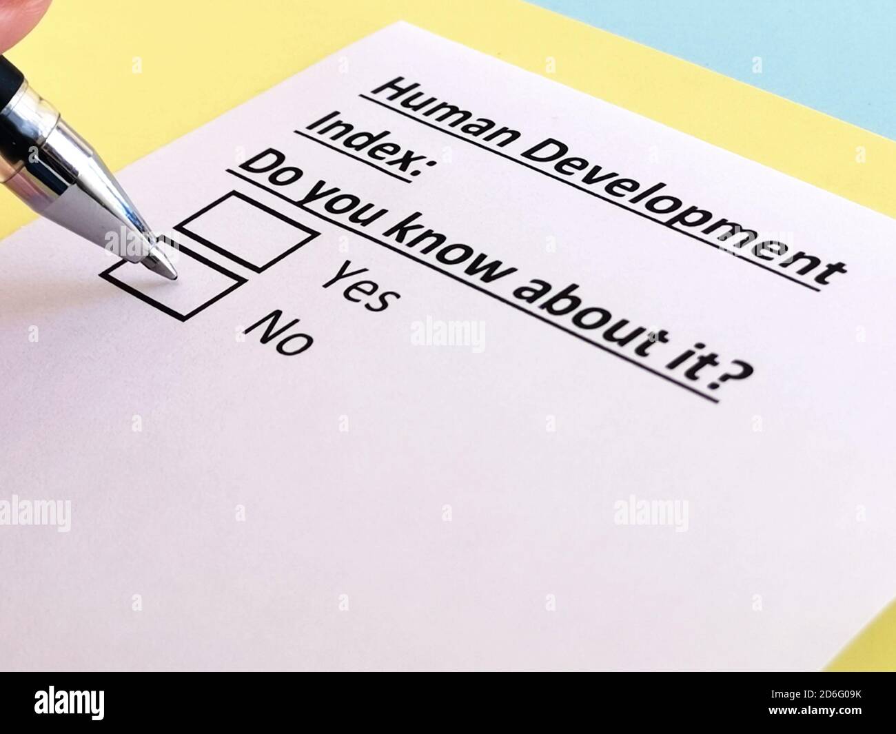 Una persona sta rispondendo alla domanda sull'indice di sviluppo umano. Foto Stock
