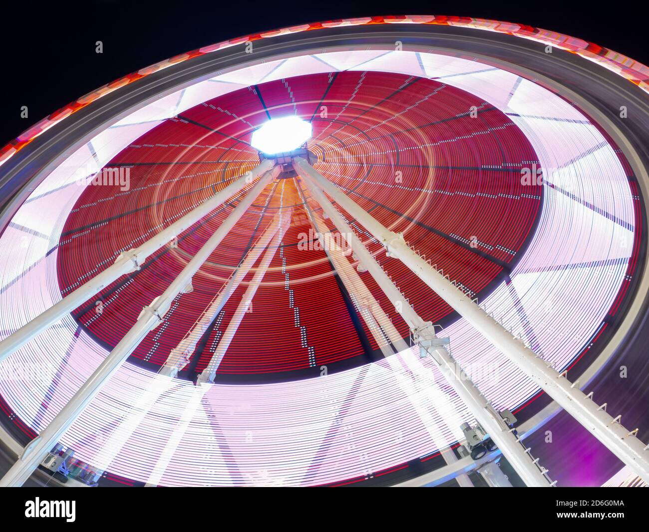 La ruota panoramica alla fiera di Palma di Maiorca, catturata con la tecnica della lunga esposizione. Foto Stock