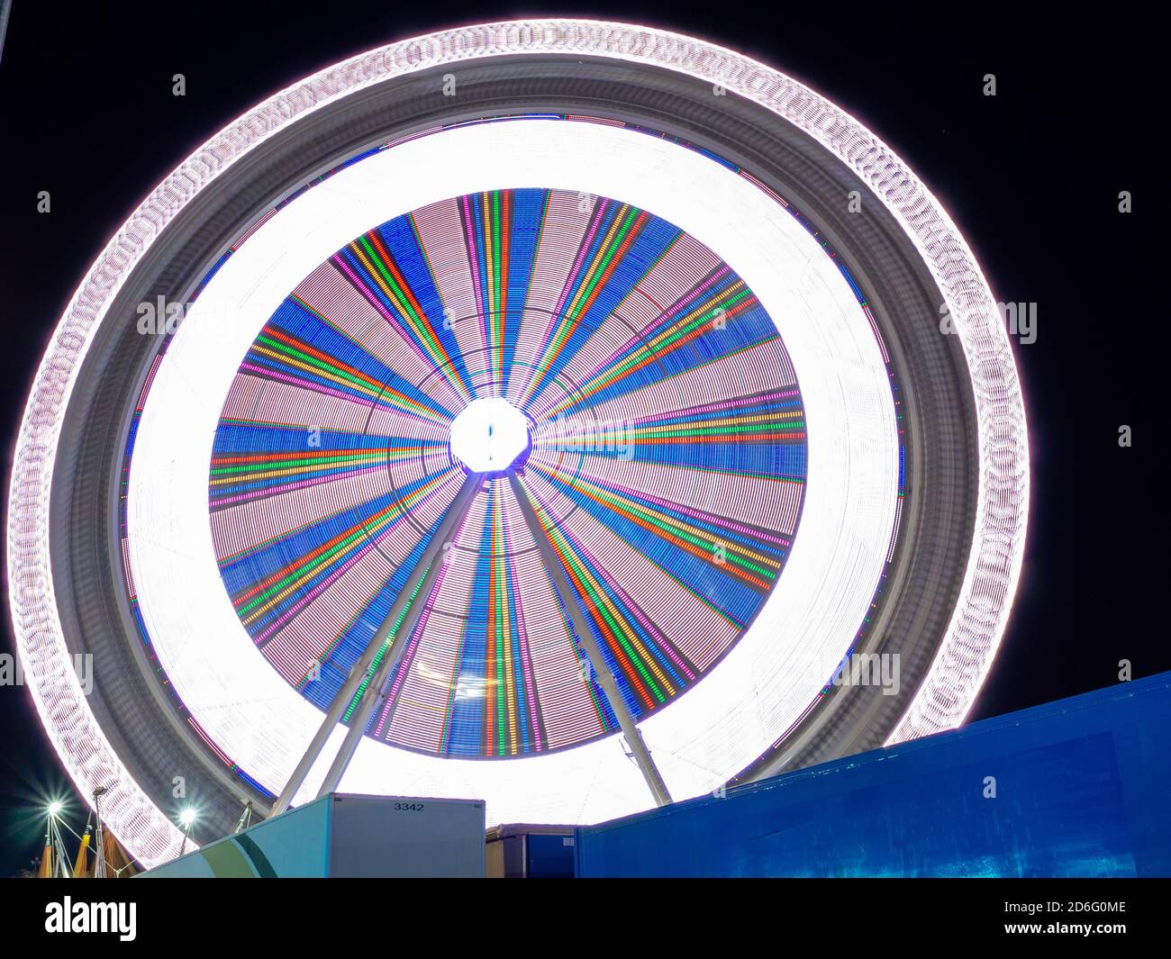 La ruota panoramica alla fiera di Palma di Maiorca, catturata con la tecnica della lunga esposizione. Foto Stock