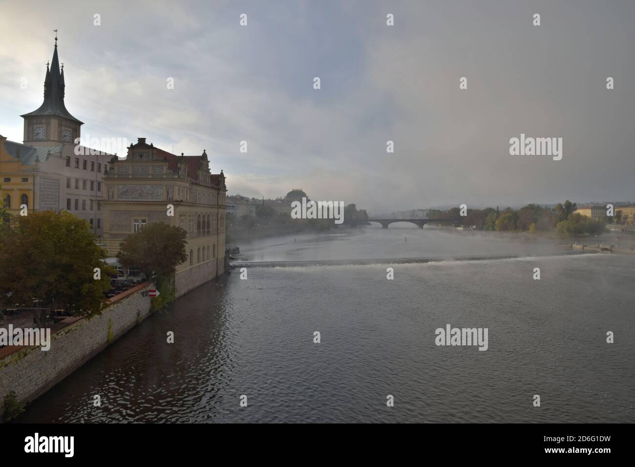 Misty mattina a Praga, Repubblica Ceca. Vista dal Ponte Carlo al fiume Moldava e il Teatro Nazionale sullo sfondo. Foto Stock