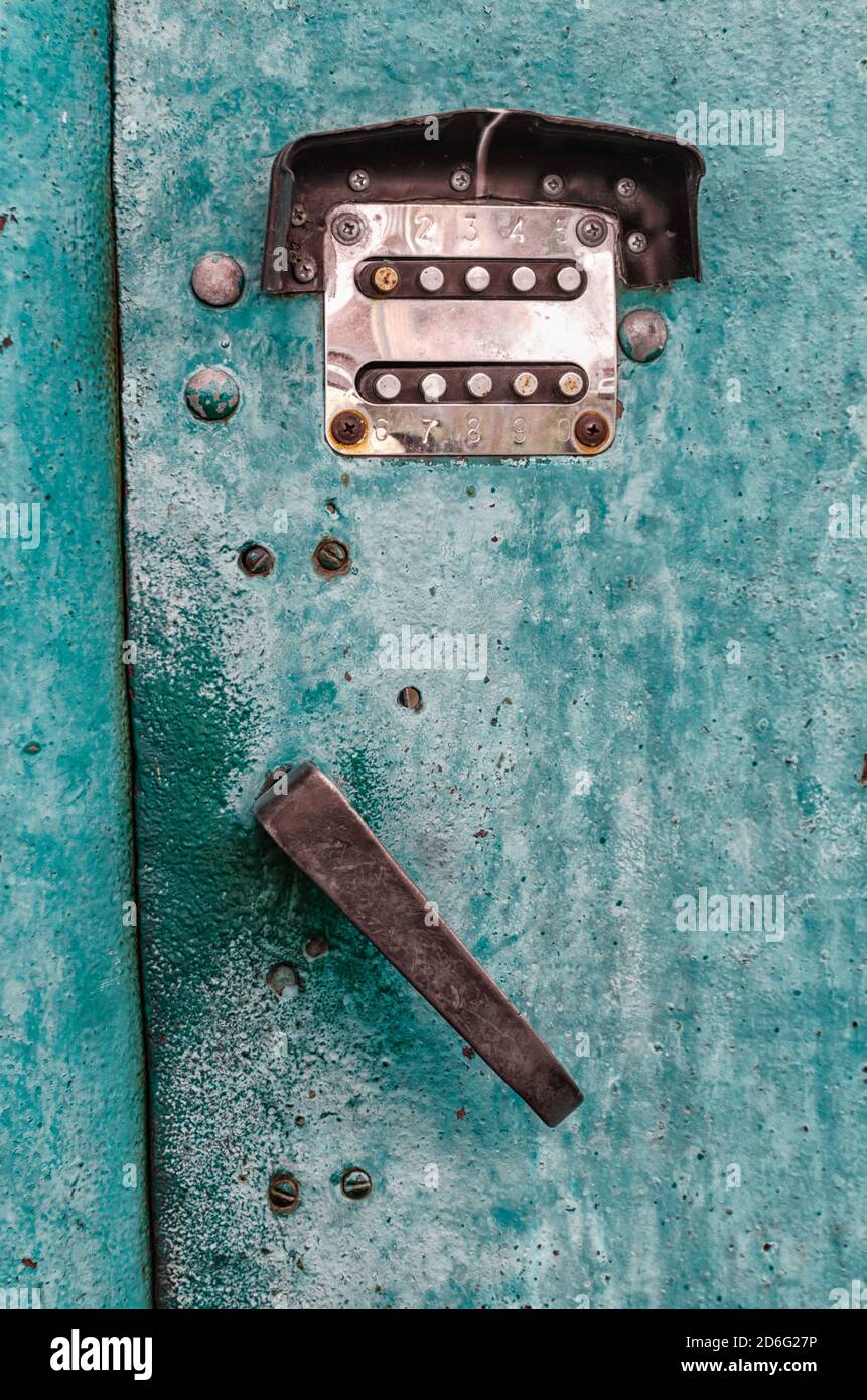 vecchia serratura digitale a combinazione su una porta del ferro da stiro da vicino Foto Stock