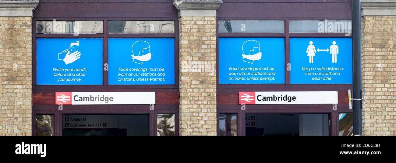Informazioni all'ingresso della stazione ferroviaria, Cambridge, Inghilterra, sui protocolli che i passeggeri dovrebbero seguire durante la pandemia del coronavirus, autunno 2020. Foto Stock