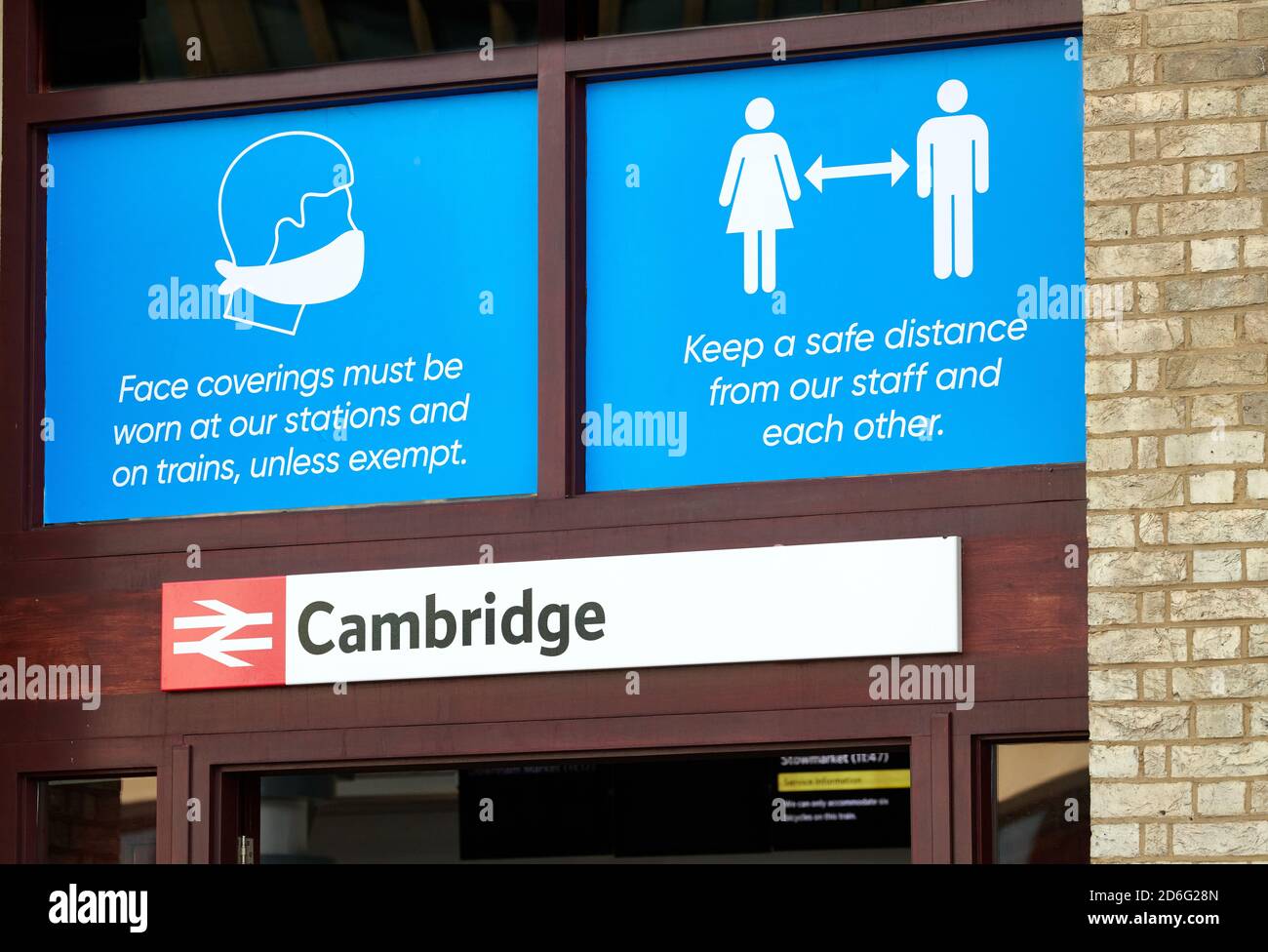 Informazioni all'ingresso della stazione ferroviaria, Cambridge, Inghilterra, sui protocolli che i passeggeri dovrebbero seguire durante la pandemia del coronavirus, autunno 2020. Foto Stock