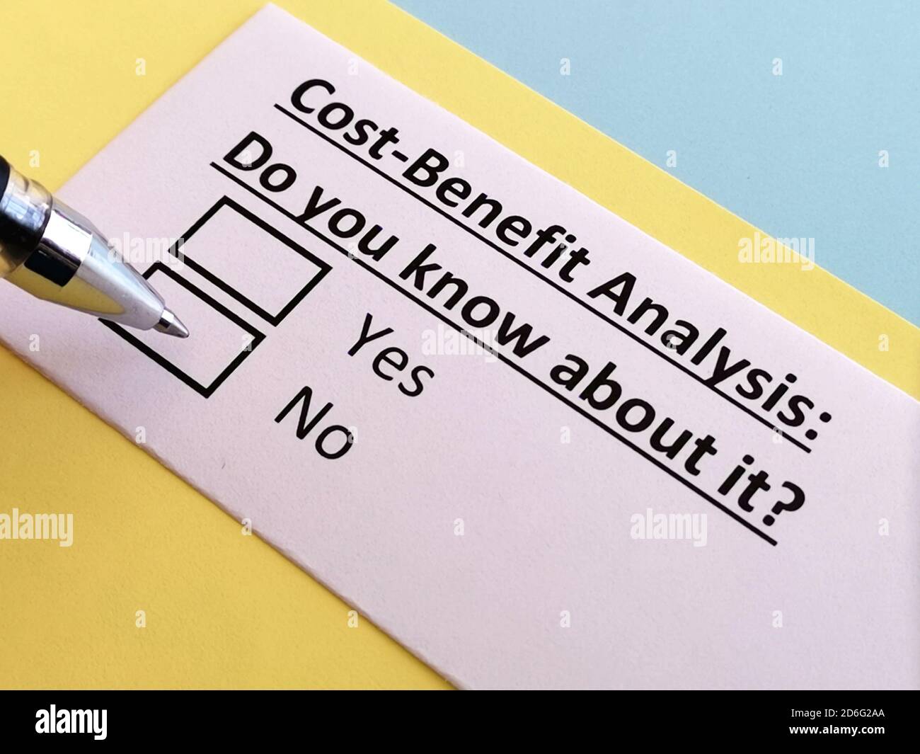 Una persona sta rispondendo alla coda circa l'analisi di beneficio di costo. Foto Stock