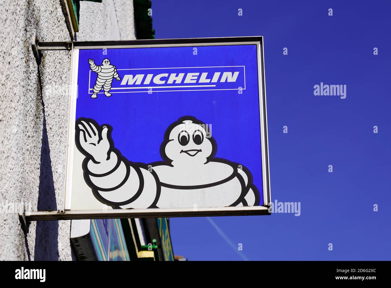 Bordeaux , Aquitaine / Francia - 10 10 2020 : marchio bibendum Michelin e testo del produttore francese di pneumatici davanti alla station car Foto Stock